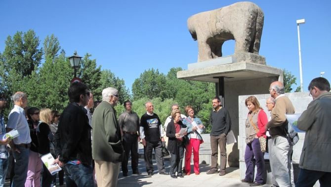 Miembros de la Asociación de Ciudadanos por la defensa del patrimonio durante una visita por la ciudad. 